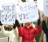 광주에선 욕 먹고 봉하 가선 박수 받고, 김종인의 하루