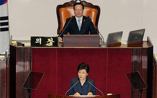 박 대통령 "북풍 의혹, 우리 내부로 칼끝 돌려서는 안돼" 
