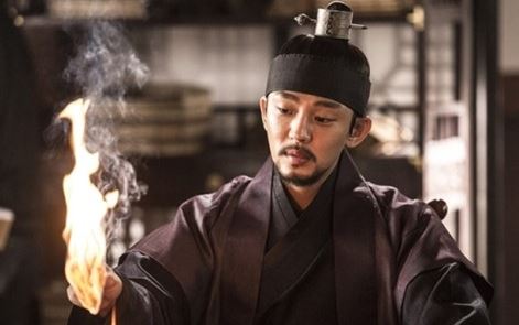 서른 살 유아인의 '정치' '군대'…"쿨하고 싶다" 
