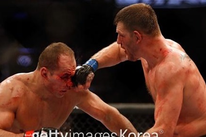 UFC 전 챔피언 산토스, 로스웰전 지면 ‘문지기 전락’
