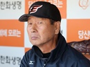 '벌투·혹사·사임' 한화, 김성근 감독 둘러싼 논란에 곤욕