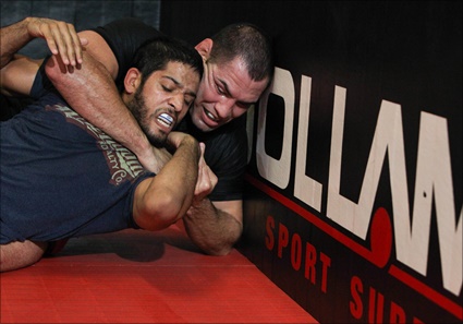 굴욕에 울부짖는 벨라스케즈, 브라운 물어뜯나