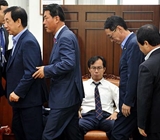 국방위 국감 열려는 김영우…감금한 새누리 