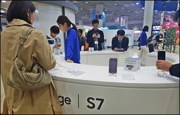 '한국전자산업대전' 가보니...‘갤럭시S7, 소비자 인기 여전 ’  