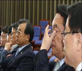 친박 "거국내각· 탈당 반대", 비박 "대통령도 수사"