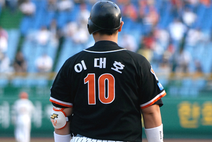 돌아온 이대호, KBO리그 역대 몇 위까지?