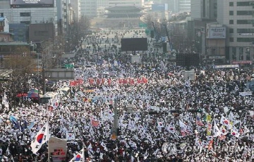 태극기 집회, 탄핵 선고 전날부터 밤샘 대기 