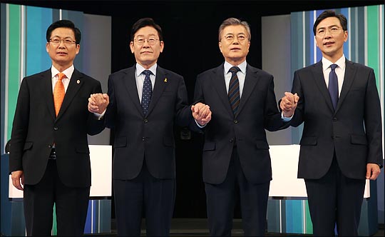 문재인-안희정, '당론배치 공약' '인사 부실검증' 공방