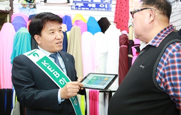 함영주 KEB하나은행장, 태블릿브랜치 활용 현장 영업 활동 수행