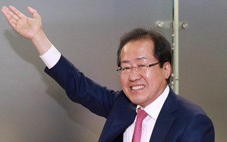 한국당 지지율 하락, 홍준표 등판론에 힘 실어주나