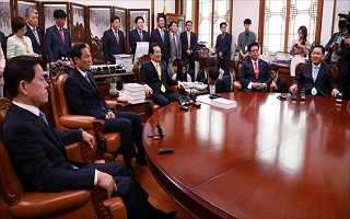 보수진영, 산으로 가는 한국당 vs 갈 길 찾은 바른정당 