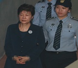 '피고인 박근혜' 법정서 최순실과 눈 한번 안 마주쳐