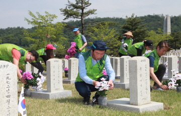 (주)코오롱 임직원, 국립 서울현충원에서 묘역 정화 활동 펼쳐