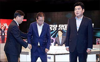 첫 TV토론회 난타전…홍준표 "애들 데리고 못하겠다" 원유철 "상식 이하"