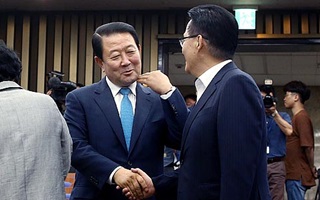야당-준여당 오가는 '박쥐구실' 국민의당…정우택 “야합 정치” 맹비난