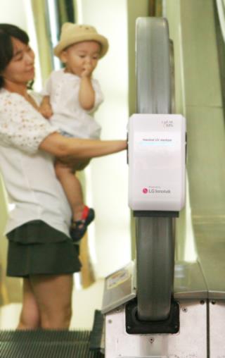 LG이노텍, 세계 첫 '핸드레일 UV LED 살균기' 출시 