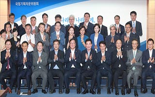 '문재인 정부 100대 과제' 가시밭길…야권 '일방 선정' 맹비난