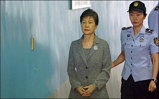 '박근혜 출당' 논의 공식화...한국당-바른정당 손 잡나