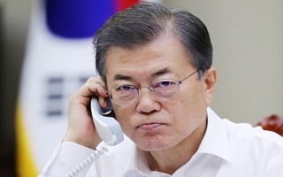 문재인-트럼프 한미정상 통화 "북한에 분명한 메시지 전달 중요" 