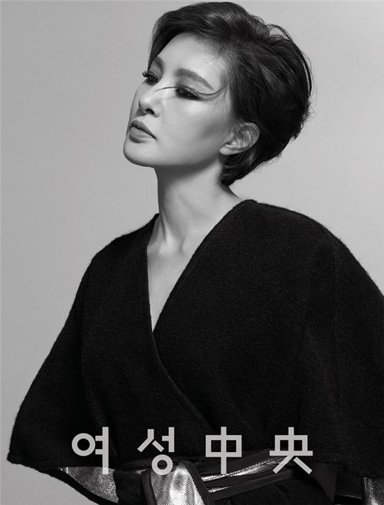 박지영, 흑백사진으로 더욱 배가된 카리스마