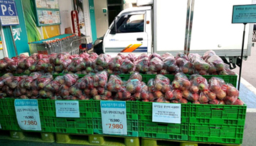 GS수퍼마켓, 우박과 장마로 피해 입은 농민 위해 못난이 사과, 포도 판매