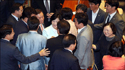 민주당, 김명수 가결에 한시름 덜어..."협치 제1조건 약속"