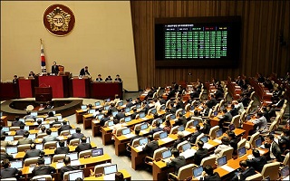 文 대통령 지지율 '반등'...野, 연휴에도 비판 쏟아내