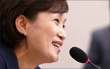 [2017 국감] 김현미 국토부 장관이 국정감사서 '빵~터진' 이유는