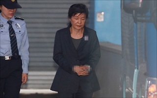 "법치도전" "정치보복"…박 前대통령 '재판 거부'에 엇갈린 반응 