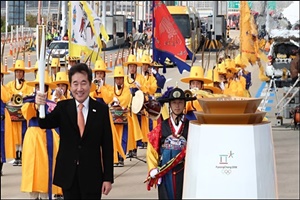 평창올림픽 성화 대장정…이낙연 총리 "평창, 평화와 번창 상징"