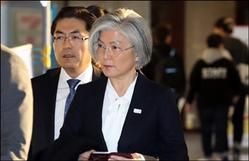 강경화 외교부 장관, 취임후 첫 방일…북핵·한일관계 논의