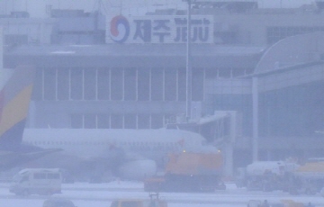 ‘폭설’ 제주공항, 임시편 6편으로 대기승객 수송 