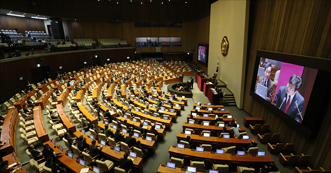 경제정책 두고 ‘극과 극’ 평가…가상화폐 등 정책 혼선에 날선 비판(종합)