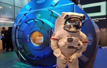 [MWC 2018] <포토> 전시장 한복판에 ‘우주비행사’ ‘달 탐사 기지국’ 떴다  