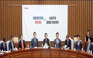 한국당 중진 향해 홍준표 대표, 음해·연탄가스·계책 격한 대응
