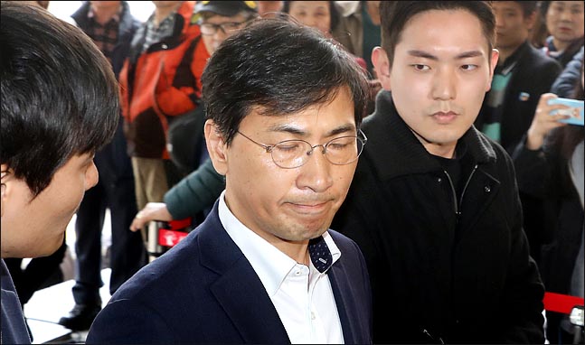 [종합] 법원 “증거인멸·도망 염려 있다고 보기 어려워”…안희정 구속영장 기각