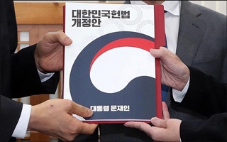 청와대, '단계적 개헌'검토