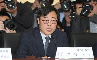 한국당 ‘김기식 낙마 올인’ 전략 눈치챈 靑의 철벽방어