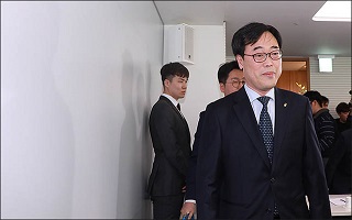 선관위, 김기식 셀프후원 의혹에 "위법"