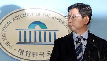 '댓글조작 소환' 앞둔 김경수 선거운동 '빨간불'