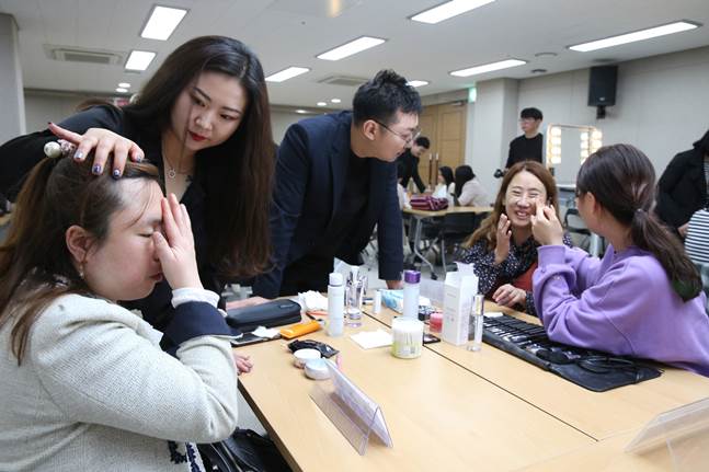 아모레퍼시픽, 시각 장애인 위한 메이크업 클래스 개최