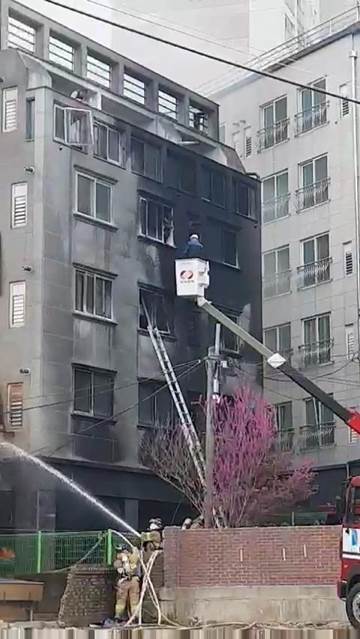 경기 오산 6층 원룸 건물서 화재…17명 연기 흡입