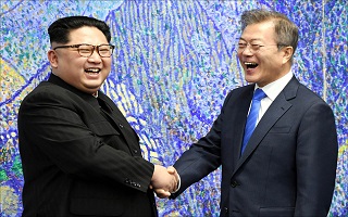 남북정상, 도보다리 30분 산책회담…비핵화 담판?