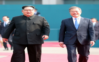 ‘첫걸음’ 뗀 北 완전한 비핵화, 더 치열해진 한반도 외교전