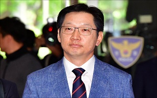 김경수 경찰소환…與 "의혹 불식 기대" 野 "무의미 수사"
