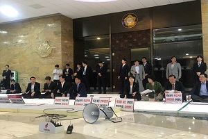 [D-포토뉴스] 오후 4시 본회의 소집 막는 한국당