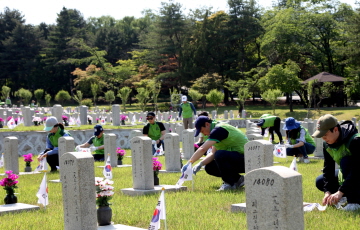 (주)코오롱 임직원, 서울현충원서 묘역 정화활동 펼쳐