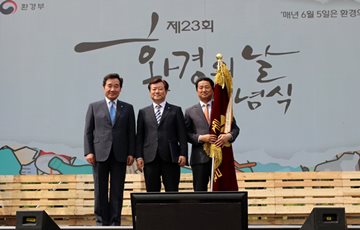 롯데칠성음료, '제 23회 환경의 날 기념식'서 대통령 표창 수상