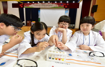 LG화학, '재미있는 화학놀이터' 개최...'놀면서 화학 배워요'