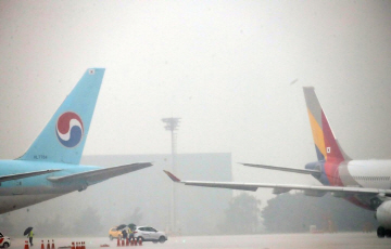 김포공항서 대한항공-아시아나 여객기 접촉...기체 일부 손상